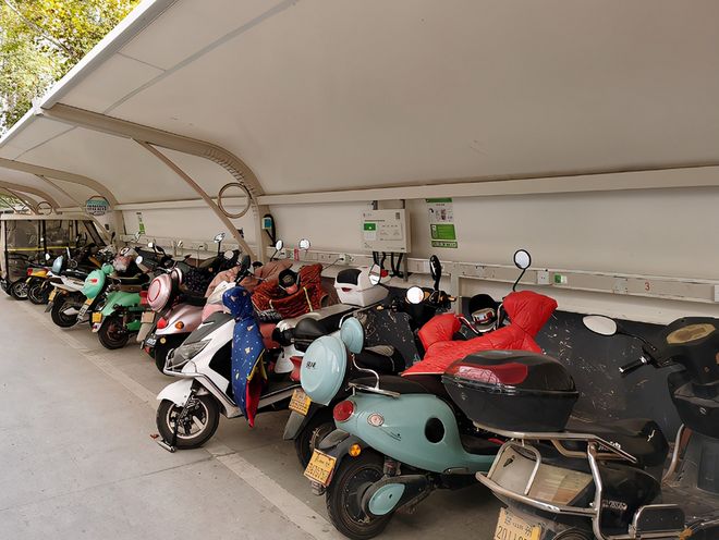 东松电源取得带电流监测的汽车充电器专利高效散热